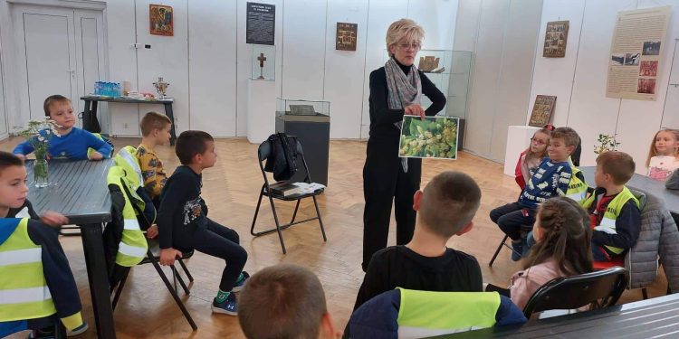 С беседи в музея деца опознават обичаите