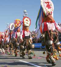 Кукери и Баба Марта тропнаха хоро в Ница