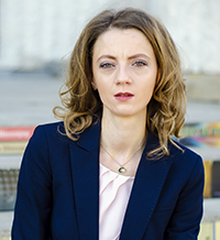 Учителят е морален стожер, който трябва да преведе децата през океана от лесно достъпни неистини