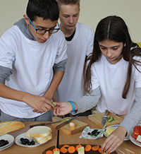 Моделът „Приятели” – помогни на по-слабите