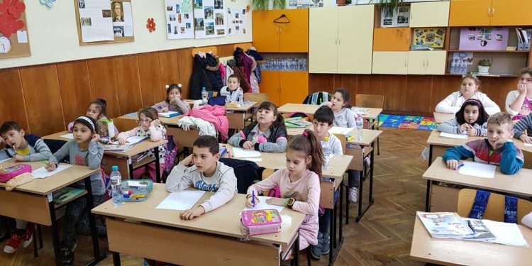 Задачата на педагогическия екип на СУ „Св. Паисий Хилендарски“ е да мотивира децата да търсят знанието и да го превръщат в умения