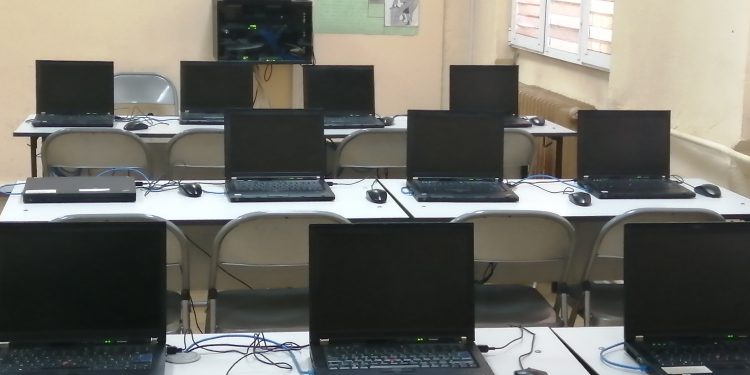 На училище във „Фейсбук“