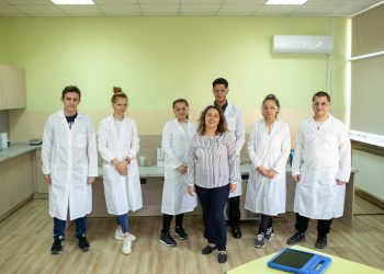 Модерен кабинет по биология вдъхновява ученици