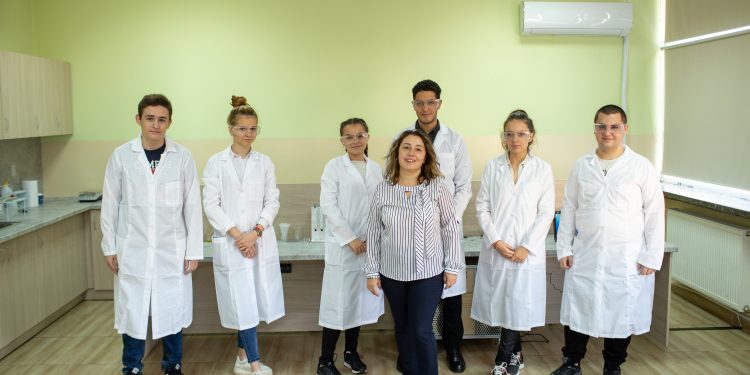 Модерен кабинет по биология вдъхновява ученици