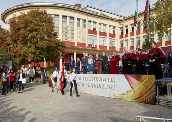 Таблети за всички първокурсници на УХТ