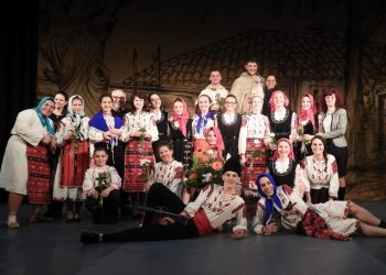 На училище  с книжка и мишка