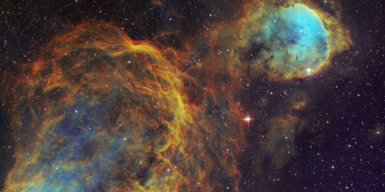 Поезия  на 8000 светлинни години