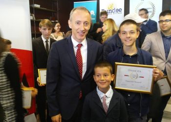 Платформата „АзБуки.ML“ разбира български език