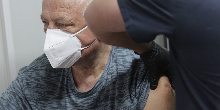 Ваксинират учителите