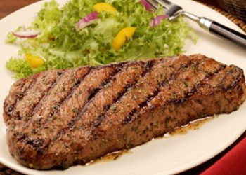 Телешки стек расте от спанак