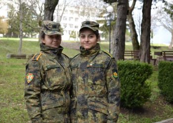 Войнишка униформа вместо бои за рисуване