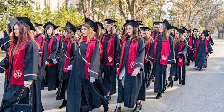 200 млади лекари се дипломираха в Плевен