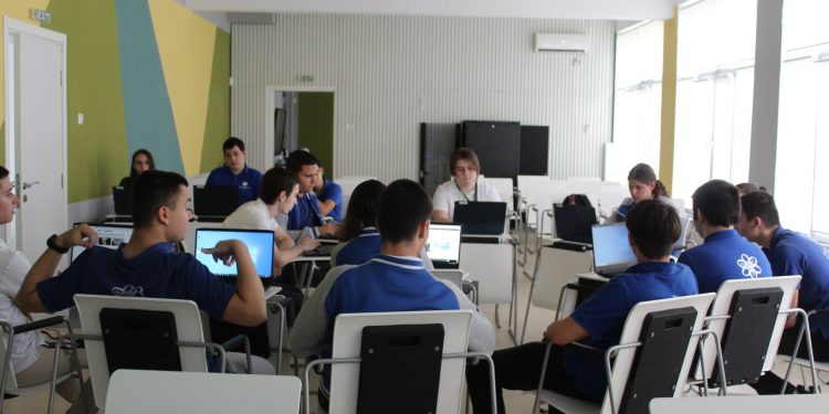 Те програмират бъдещето