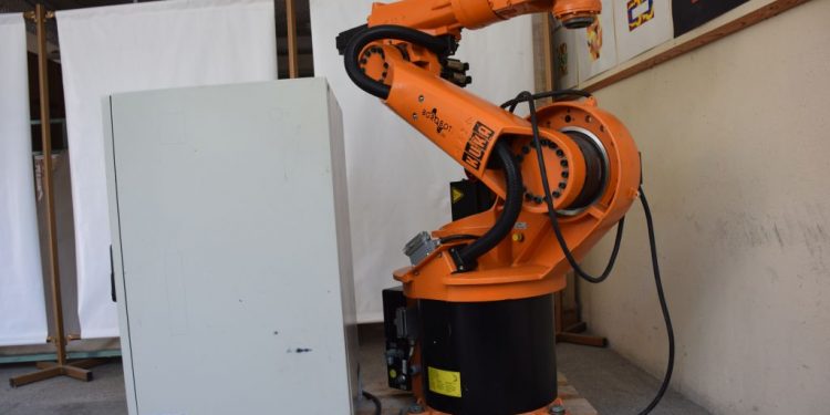 Робот влиза в аудиториите и „преподава“ на студентите