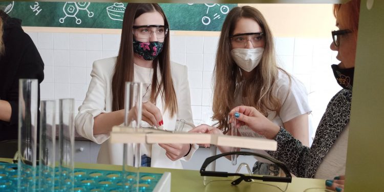 Технологиите не заместват учителите