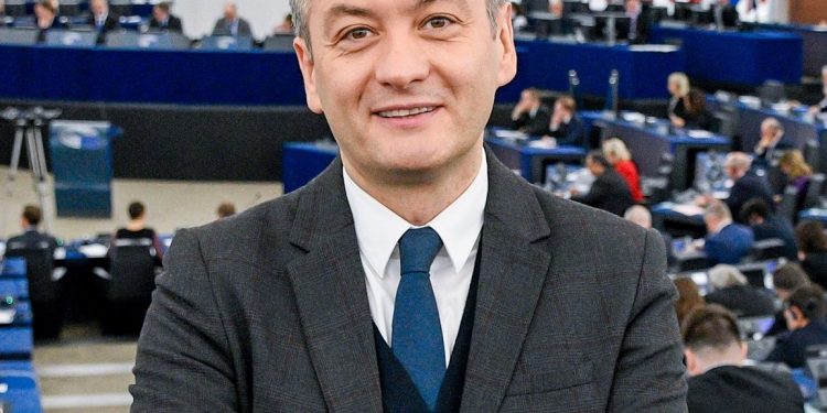 Роберт Бедрон – председател на Комисията по правата на жените и равенството между половете в Европейския парламент, пред „Аз-буки“: Битката срещу насилието над жени е обща