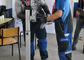 Майстори зад стенда  и на волана