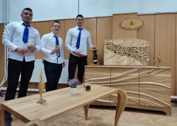 Майстори  на мебели