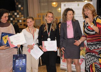 Млади цветари мериха сили  в Бургас