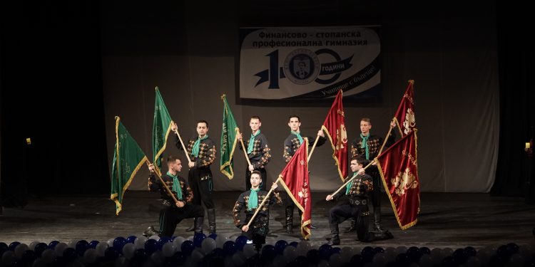 Да създадеш фамилии от икономисти