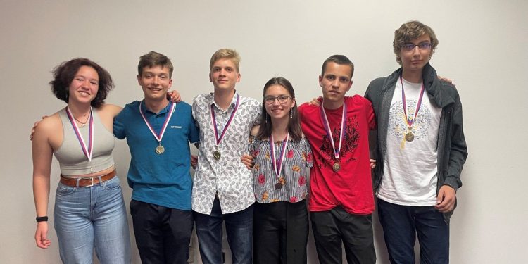 Медали и от Евроолимпиадата  по експериментални науки