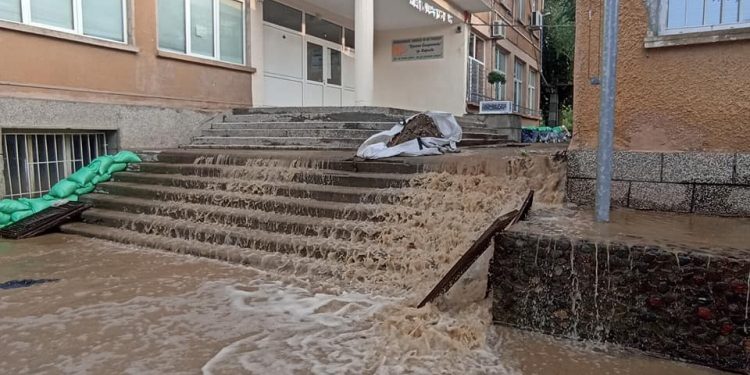 Помощ за наводнената гимназия в Карлово
