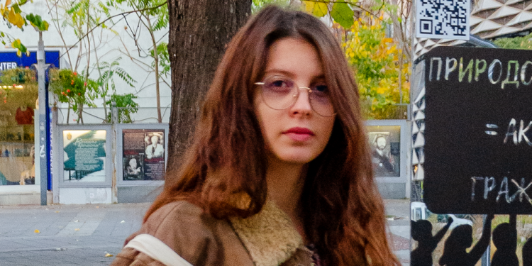 Бургаско момиче кара  хората да прегръщат дървета