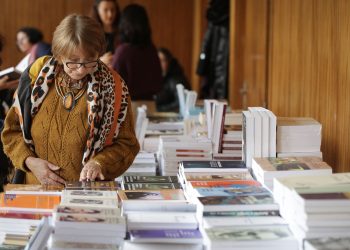 25 заглавия от Института за литература