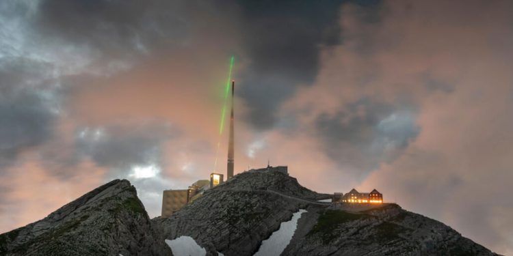 Мощен лазер срещу мълнии