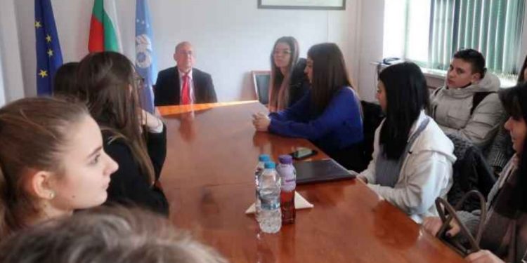 Стажанти с проучване за отпадъците от опаковки у нас