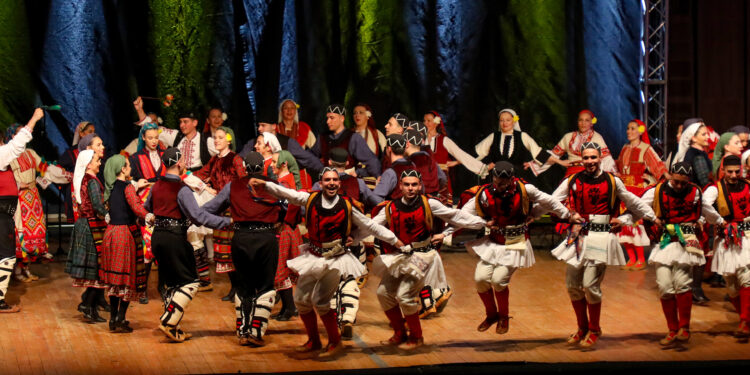 Публиката на крака за Академичния танцов театър към Варненския свободен