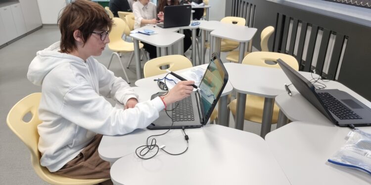 Изграждат се  2271 STEM центъра