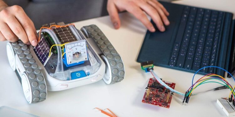 Купуват роботи за 32 училища в Бургас