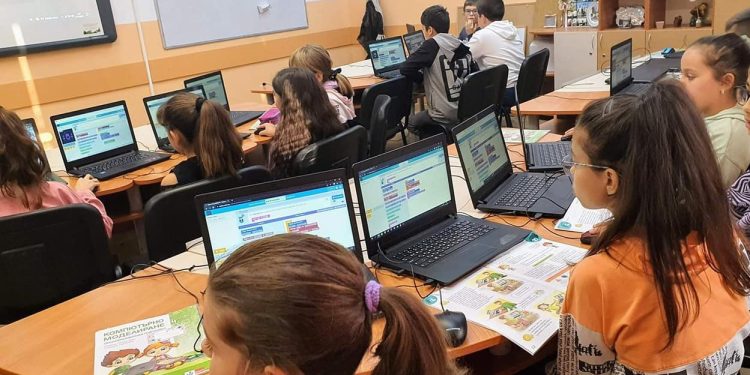 80 000 ученици са развили дигитални умения в клубове по интереси