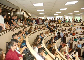 Увеличават студентските стипендии