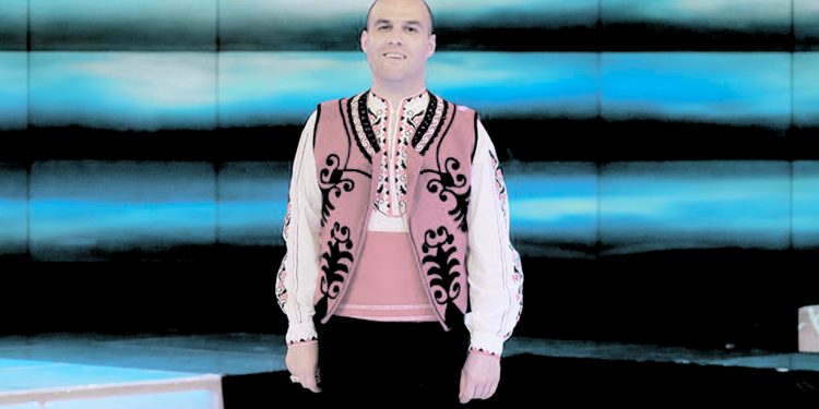 Прочут народен певец ръководи бургаско училище