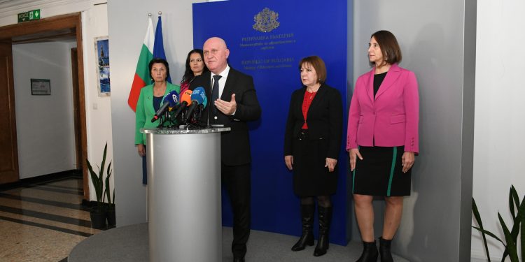 МОН въвежда национално  входно равнище в IX клас