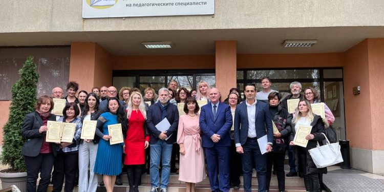 Министър Цоков връчи сертификати на педагози