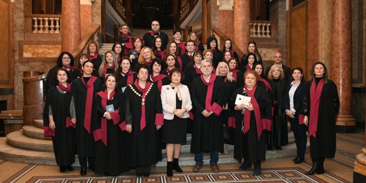 45 учители със свидетелствата за завършена първа ПКС