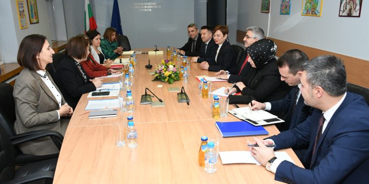 Обсъждаме нови дейности с Турция в образованието и науката