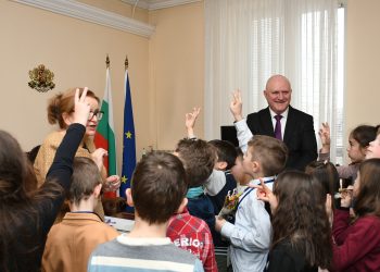 Министър Цоков откри класна стая в МОН (ВИДЕО)