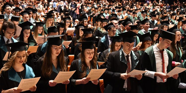 Рекорден брой възпитаници на Медицинския университет в София от випуск 2023 ще останат в България