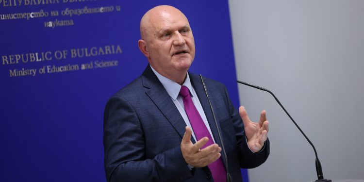 Безплатното висше – заедно с по-високи стипендии и заплати