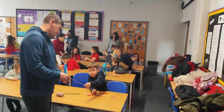 Българчета на Острова месят хляб и правят туршия в час