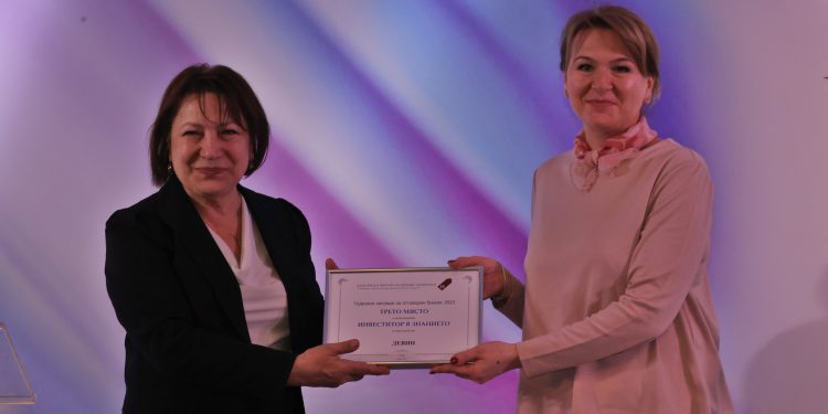 Зам.-министър Петрова връчи наградите за инвеститор в знанието на Годишните награди за отговорен бизнес