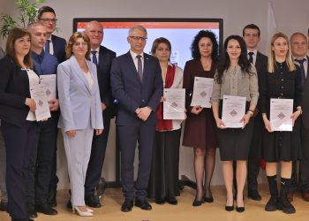 Министър Галин Цоков връчи договорите на първите 15 училища, в които ще бъдат изградени нови STEM центрове