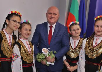 Деца и ученици с пъстър великденски базар в МОН