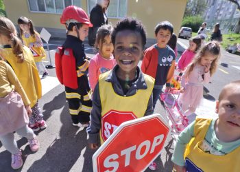 Семейството влиза в детската градина: Всяка сутрин майки и бащи четат или разказват приказки в 32. ДГ „Българче“ в столичния кв. „Люлин“