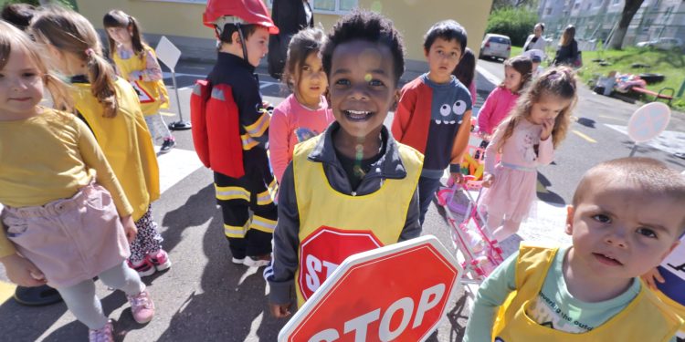 Семейството влиза в детската градина: Всяка сутрин майки и бащи четат или разказват приказки в 32. ДГ „Българче“ в столичния кв. „Люлин“