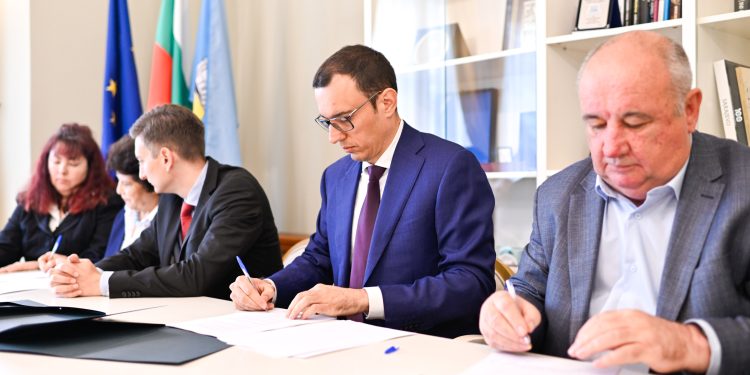 Заплатите в детското и училищното здравеопазване в София се вдигат с 30%